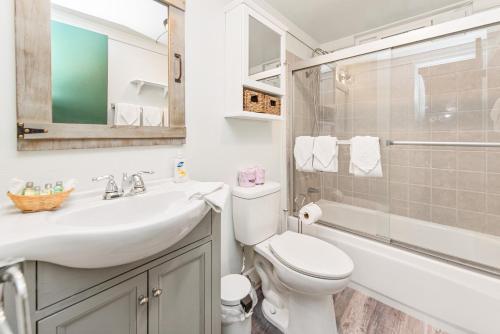 een badkamer met een wastafel, een toilet en een douche bij Ever Serene Cabin - Serenity awaits at this cozy home! in Sugarloaf