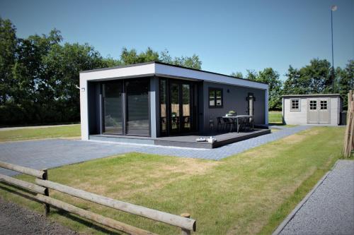 een modulair huis met een tuin bij Ferienhaus Aurora, Sauna, Seeblick, angeln in Twist