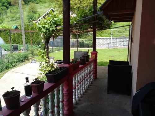 d'un balcon avec des plantes en pot sur une clôture. dans l'établissement Vikendica Vukovic, à Foča