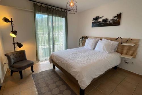 - une chambre avec un lit, une chaise et une fenêtre dans l'établissement Sea views in Hope Estate, à Cul de Sac