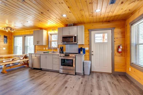 cocina con electrodomésticos de acero inoxidable y techo de madera en Dancing Bear Cabin- Relax & Enjoy!, en Sevierville