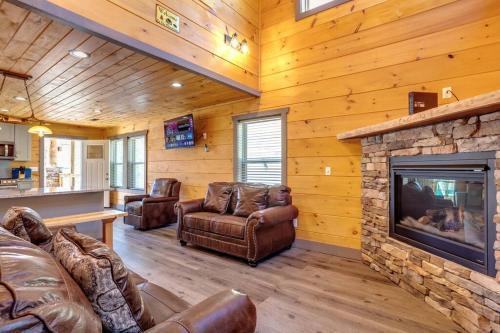 ein Wohnzimmer mit Ledermöbeln und einem Steinkamin in der Unterkunft Dancing Bear Cabin- Relax & Enjoy! in Sevierville