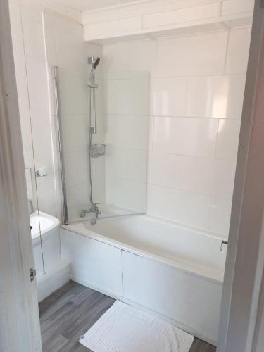 Near the Beach 3Bedroom Apartment WIFI Modern & Spacious Sleeps 6にあるバスルーム