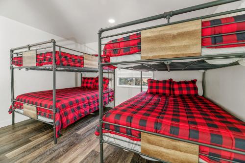 1 Schlafzimmer mit 2 Etagenbetten in einem Haus in der Unterkunft Family Fun Cabin - Mountain home with Game Room, Hot Tub and Lake Views! in Fawnskin