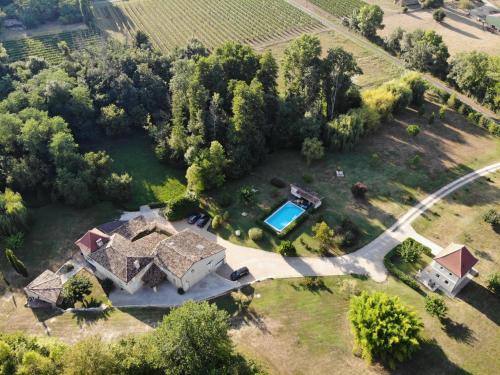 Lugaignac的住宿－Domaine Jean-Got, proche de Saint Emilion，享有带游泳池的庄园的顶部景色