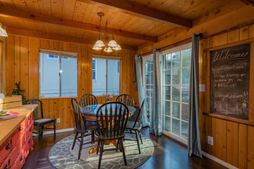 Φωτογραφία από το άλμπουμ του Far Enough Cabin - Chalet style cabin, walking distance to the trails! Foosball table! σε Sugarloaf