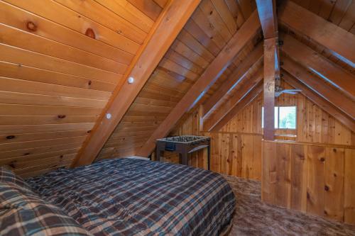 um quarto num chalé com uma cama em Far Enough Cabin - Chalet style cabin, walking distance to the trails! Foosball table! em Sugarloaf