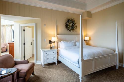 Ein Bett oder Betten in einem Zimmer der Unterkunft The Inn at Cobble Beach