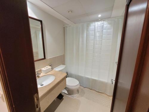 ein Bad mit einem Waschbecken, einem WC und einer Dusche in der Unterkunft Marina Deluxe 2, family only in King Abdullah Economic City