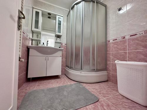 a bathroom with a shower and a sink at Merkezi Konumda Klimalı Aile Dostu Daire in Istanbul