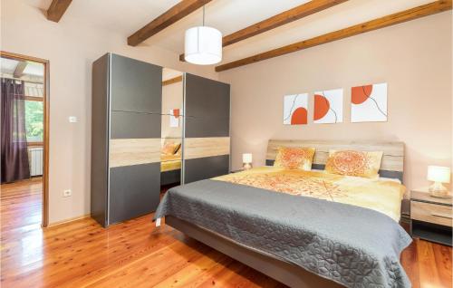 um quarto com uma cama grande e piso em madeira em Awesome Home In Svetvincenat With Outdoor Swimming Pool, 2 Bedrooms And Wifi em Svetvincenat