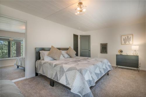 a bedroom with a large bed in a room at Forest Escape - Situated on the quiet side of the lake, nicely decorated contemporary cabin! in Fawnskin