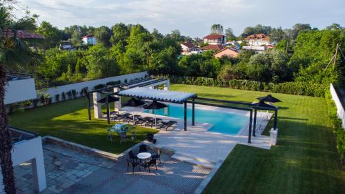 La alberca dentro o cerca de Villa Elisabeth