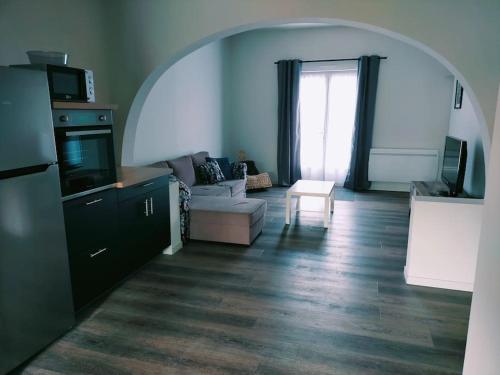 un salon avec un canapé et une table dans l'établissement Maison agréable - 9 pers - St Hilaire de Riez, à Saint-Hilaire-de-Riez