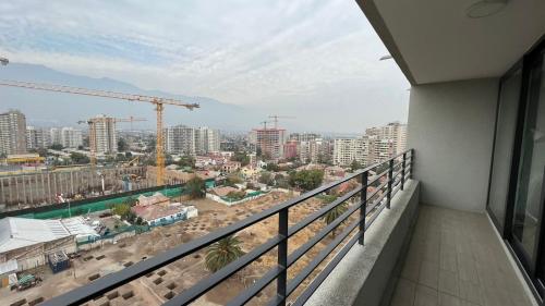einen Balkon mit Stadtblick in der Unterkunft Departamento entero, cerca Plaza Egaña, Estacionamiento gratis in Santiago
