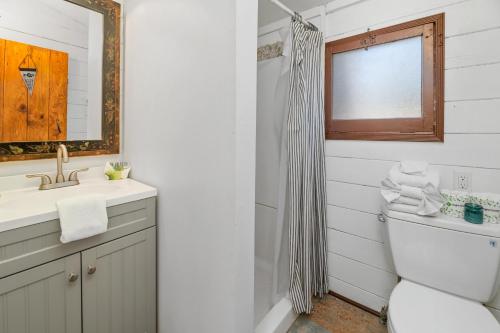 Ένα μπάνιο στο Finns Fish Camp - Walking distance to Lake and Village! Back patio with barbecue, fully fenced yard!