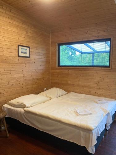um quarto com uma cama grande numa parede de madeira em Chata Eva Jundrov em Komín