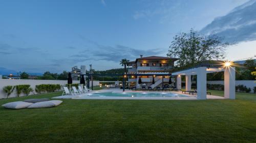 una casa con piscina in un cortile di Villa Elisabeth a Platamonas