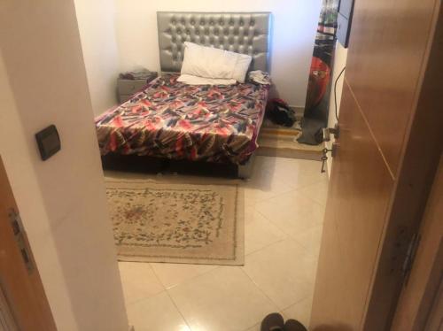 - une petite chambre avec un lit et un sol dans l'établissement بساتين كليز, à Marrakech