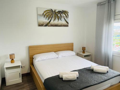 1 dormitorio con 1 cama con 2 toallas en Barca 5 NEW BEACH APARTMENT en Barcelona