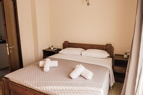 - une chambre avec un lit et des serviettes dans l'établissement Harmony Apartments, à Larissa