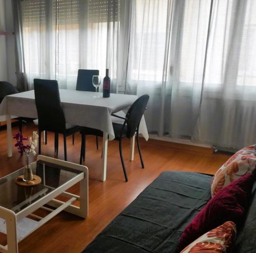 uma sala de estar com uma mesa branca e cadeiras em Premia de Mar, Maresme, Barcelona em Premià de Mar