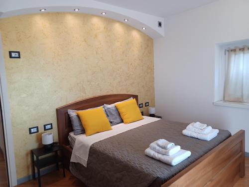 um quarto com uma cama com duas toalhas em Savoia Terrace with Mountain View em Taceno