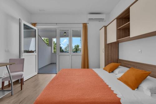 Postel nebo postele na pokoji v ubytování Sea Breeze Studios