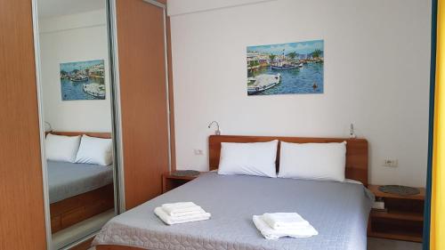een slaapkamer met een bed met twee handdoeken erop bij Saranda sea view apartment in Sarandë
