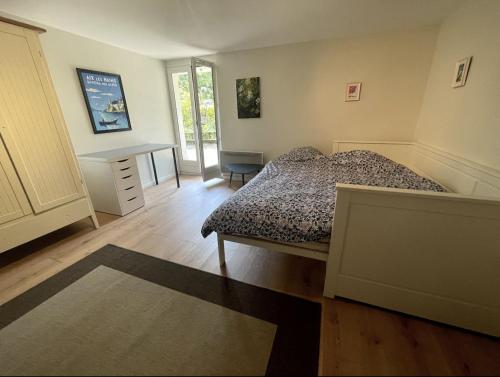 Ένα ή περισσότερα κρεβάτια σε δωμάτιο στο Quiet Studio in a House in Sevrier Annecy Lake very close to the lake
