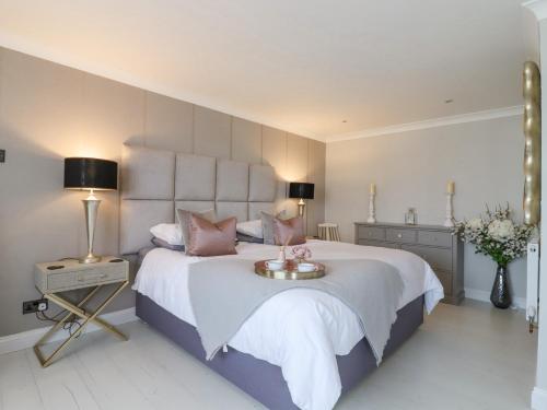 um quarto grande com uma cama grande e uma mesa em Closefield em Leighton Buzzard