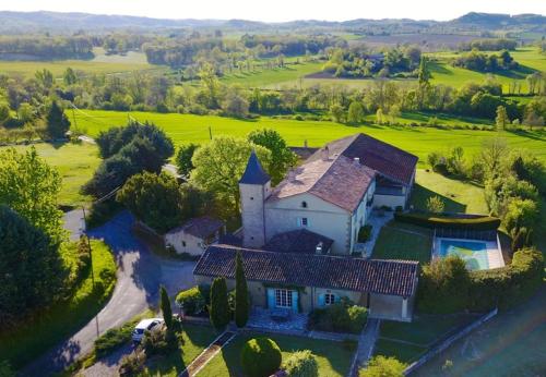 une vue aérienne d'une grande maison blanche dans l'établissement Gites de Labadie, à Lautrec