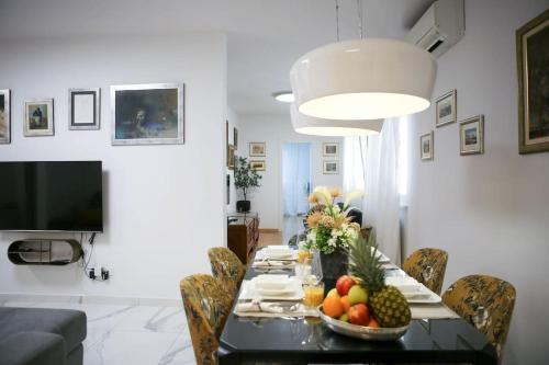 un comedor con una mesa con fruta. en New & Luxury apartment Tony, en Split