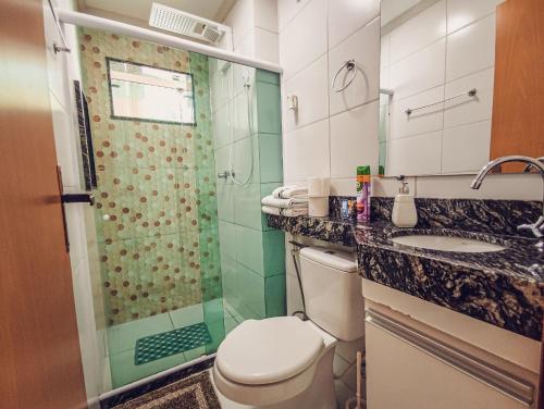La salle de bains est pourvue de toilettes, d'une douche et d'un lavabo. dans l'établissement Hospedagem Stein - Apartamento 201, à Domingos Martins