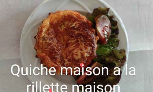 un plato de comida con un trozo de carne y hortalizas en Chambre d'hôtes, en Beaumont-Pied-de-Boeuf