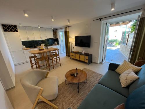 Nona Vi - Boutique Stone House