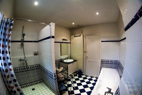 La salle de bains est pourvue d'une douche, d'un lavabo et d'une baignoire. dans l'établissement Le Clos des Tanneurs, à Taponas
