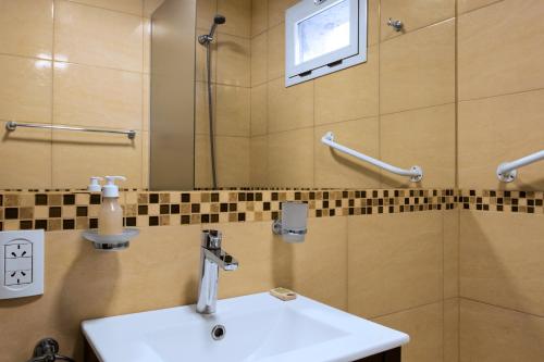 y baño con lavabo y ducha. en Piso villegas en San Carlos de Bariloche