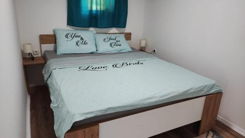 Una cama con almohadas azules encima. en Kuća za odmor Jopi i Mare, en Topusko