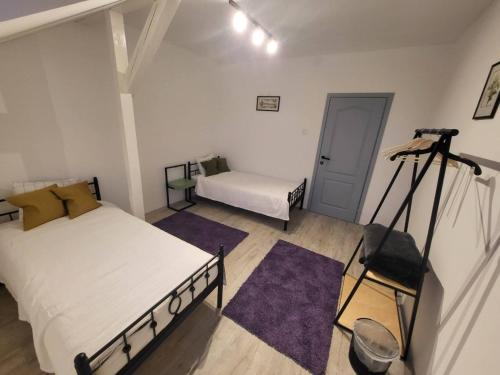 a room with two beds and a camera in it at Villa Artisan in Sremski Karlovci