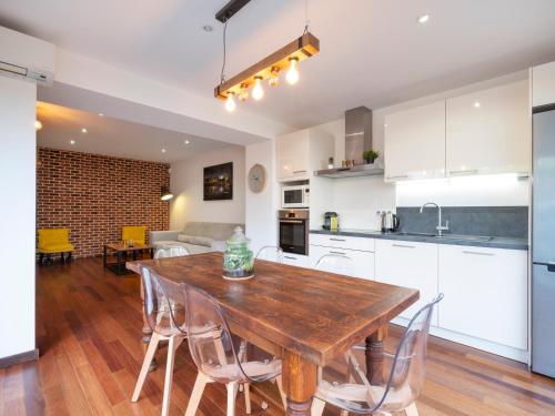 une cuisine et une salle à manger avec une table et des chaises en bois dans l'établissement Le Patio Du Gibet, à Montigny-lès-Metz