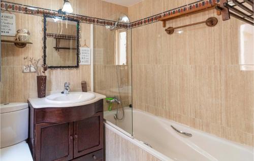 ein Badezimmer mit einem Waschbecken, einer Badewanne und einem WC in der Unterkunft Nice Apartment In Roquetas De Mar With House Sea View in Roquetas de Mar