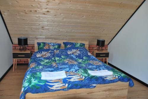 Tempat tidur dalam kamar di Forest House Sasino