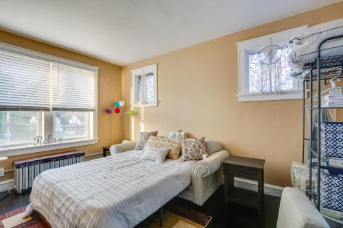 1 dormitorio con 1 cama y 2 ventanas en Convenient Jennings Apartment, 12 Mi to St Louis!, 