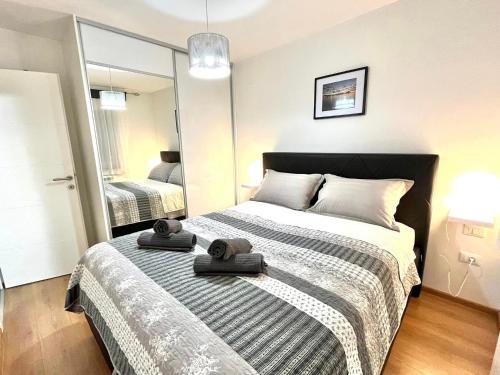 Un pat sau paturi într-o cameră la Apartman M