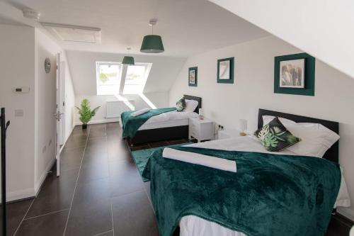 um quarto com 2 camas e uma janela em Rugby Modern 3 Bed 6 guest house em Clifton upon Dunsmore