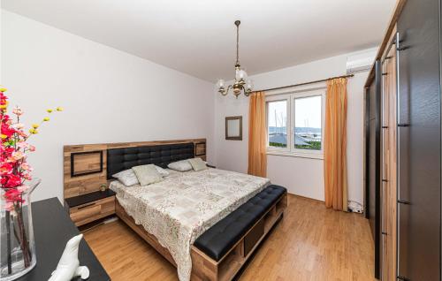 sypialnia z łóżkiem i oknem w obiekcie Gorgeous Home In Kastel Gomilica With Wifi w mieście Kaštela