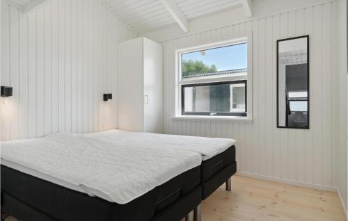 Cama en habitación con ventana en Gorgeous Home In Or With Kitchen, en Orø
