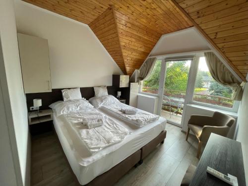 Posteľ alebo postele v izbe v ubytovaní VÁRLAK VENDÉGHÁZ Apartman 2