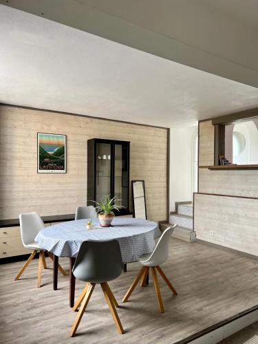 une salle à manger avec une table et des chaises dans l'établissement Appartement 42m² à Acotz, à Saint-Jean-de-Luz